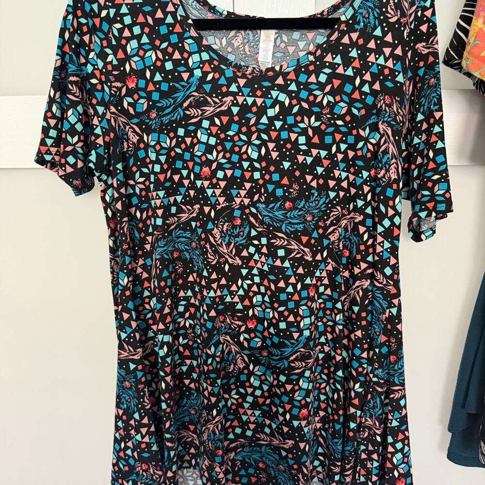 LuLaRoe Perfect T Women’s Medium M Black Geometric Floral Print Tunic Top